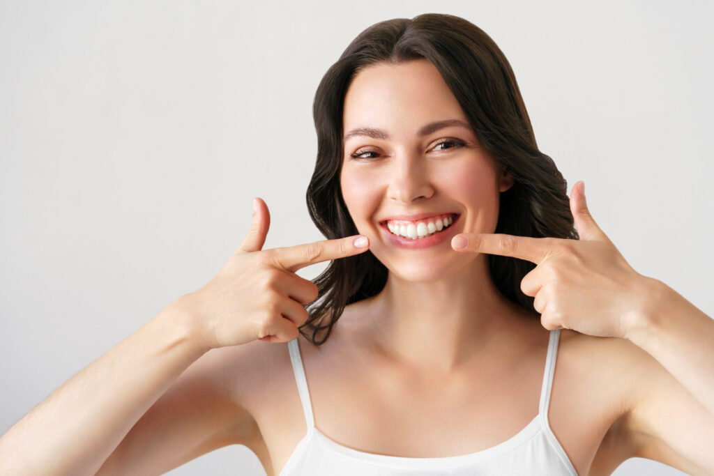 hermosa mujer joven sonrisa perfecta aislado blanco mujer despues procedimiento blanqueamiento dental